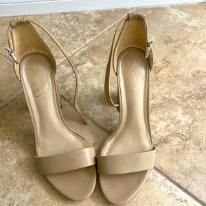 Sam Edelman size 9 pumps only worn once, light wear to bottom of shoes
